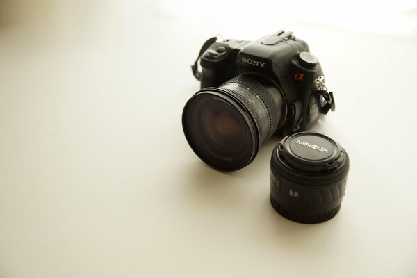 Appareil photo sony a350 sur fond beige