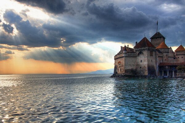 Замок в море в лучах солнца