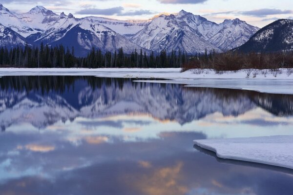 Ein Spiegelbild des Winters in der Oberfläche des Sees