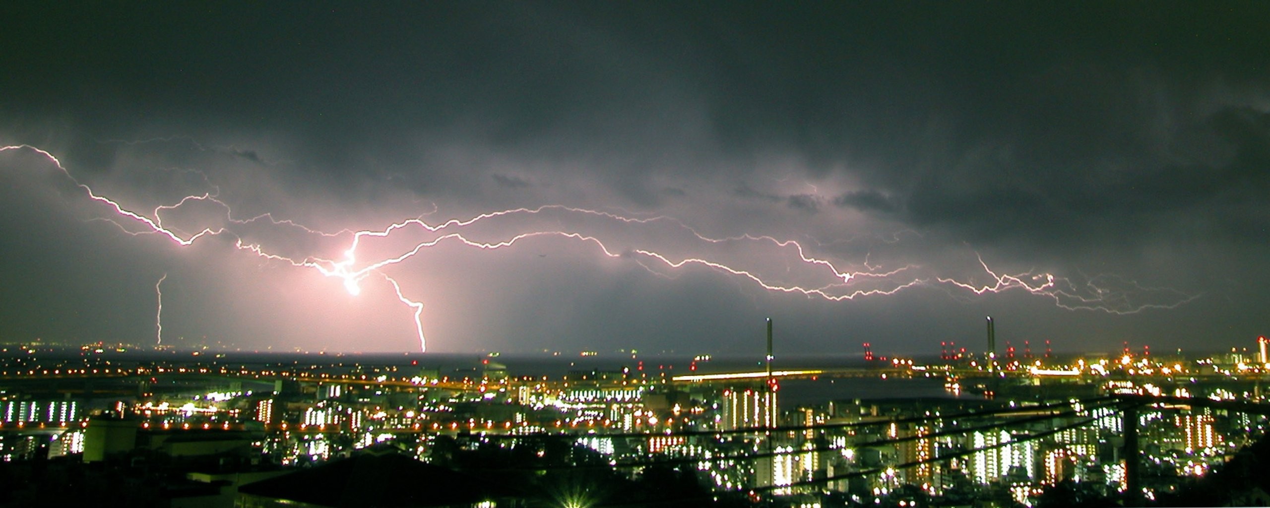 ville nuit orage