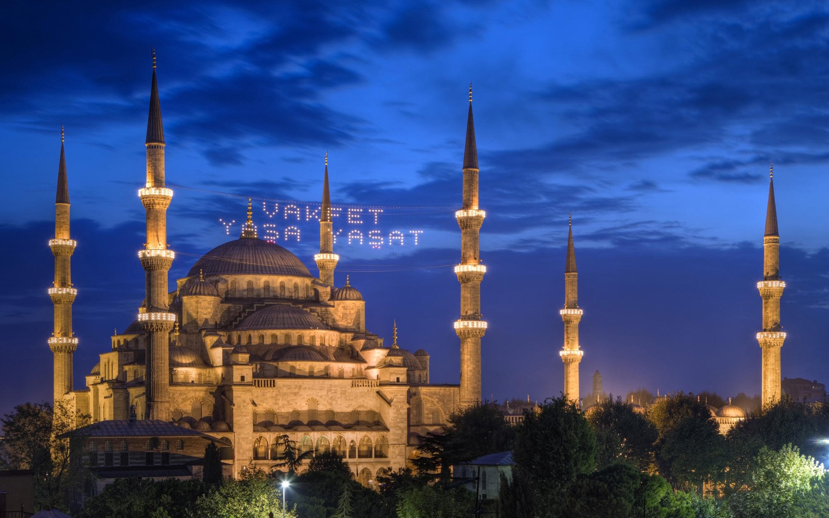 turquía estambul mezquita del sultán ahmet noche luces árboles