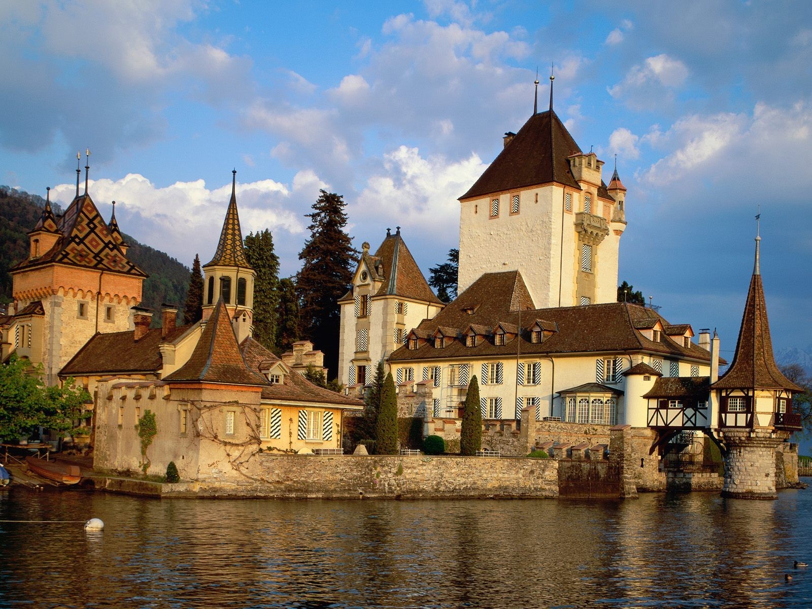 castillo de oberhofen lago thun suiza