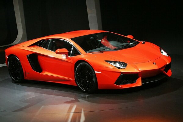 Belle voiture de sport orange lambordghini