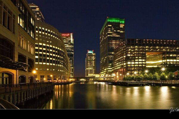 Noche hermosa Londres y el paseo marítimo