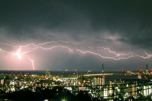 Tormenta por la noche en la metrópoli moderna