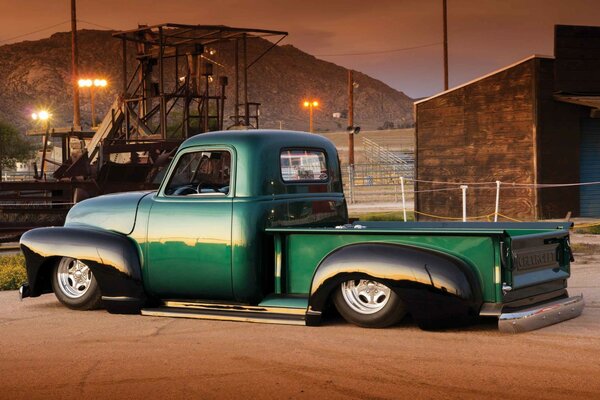 Camion vert classique dans le parking