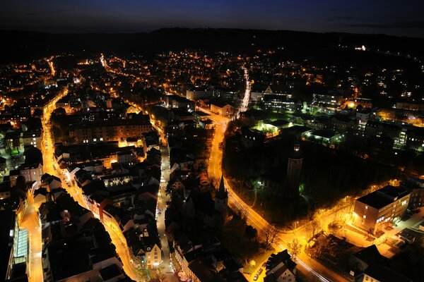 Luces de la ciudad nocturna a vista de pájaro