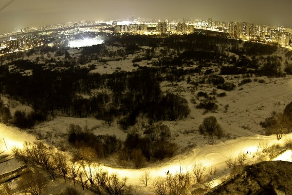 Vista de pájaro de Moscú de invierno por la noche