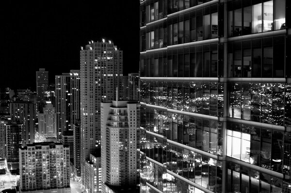 Widok wieżowców miasta na czarno-białym zdjęciu