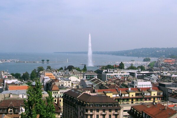 Magnífica fuente en el lago de Ginebra en Suiza