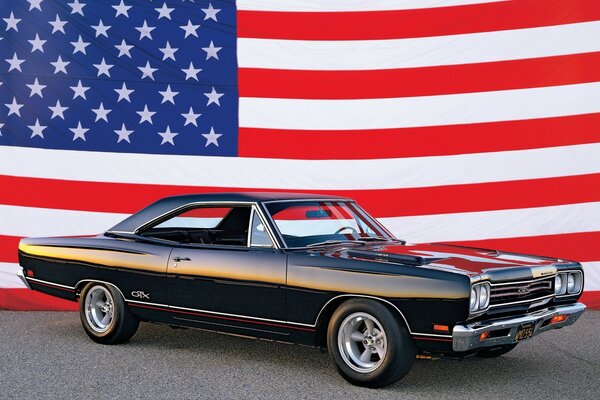 Schwarzes Retro-Auto auf dem Hintergrund der amerikanischen Flagge