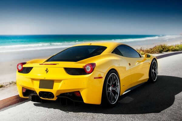 Ferrari amarillo brillante cerca del mar