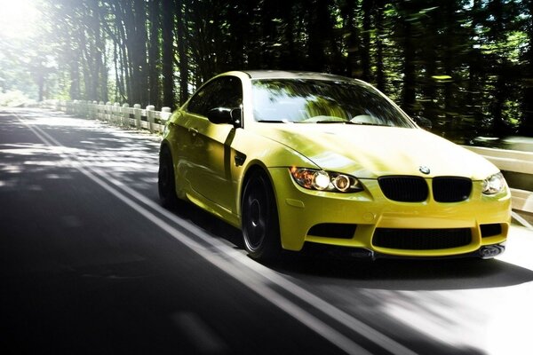 Coche BMW M3 amarillo sedán