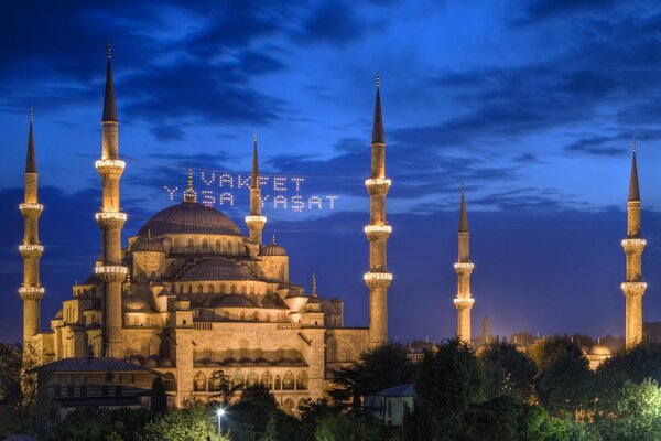 Vista nocturna de la Mezquita del sultán Ahmet