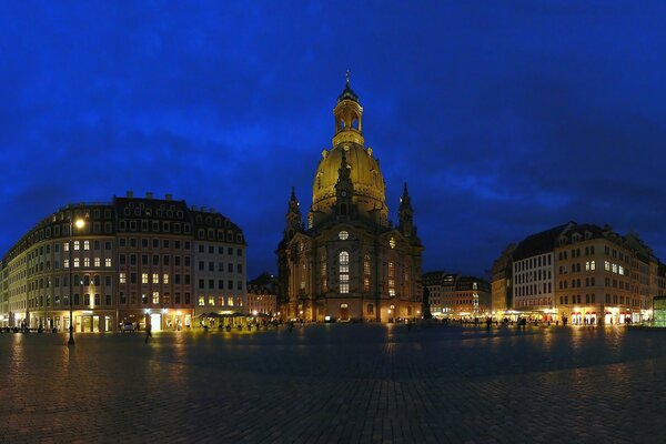 Piazza notturna di Dresda Germania