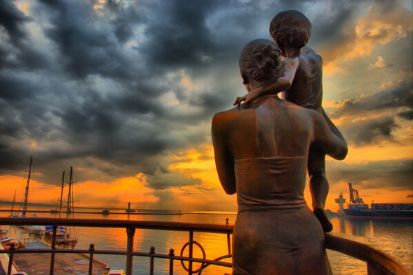 Monument à la femme rencontrant l enfant du père