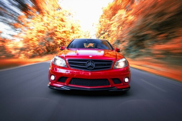 Roter Mercedes-Sportwagen rast über die Straße