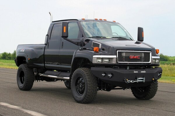 Voiture camion pick-up sur la route