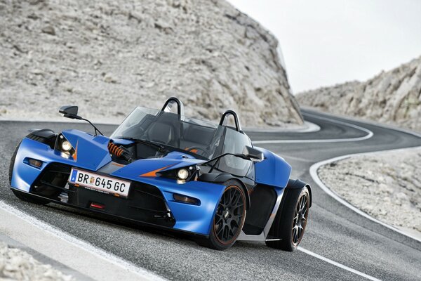 Voiture de sport rapide bleue 2013 sur une route escarpée