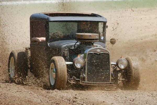 Carrera en autos viejos por los campos