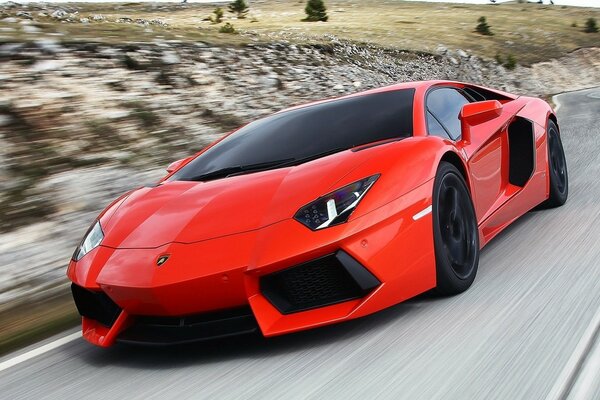 Czerwony Lamborghini jedzie z dużą prędkością po drodze