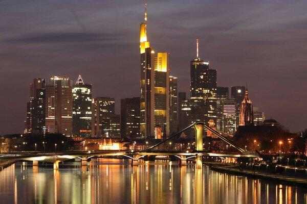 Luces nocturnas de rascacielos en Frankfurt