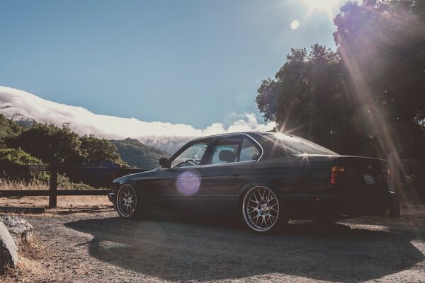 BMW classique sur la clairière de la forêt