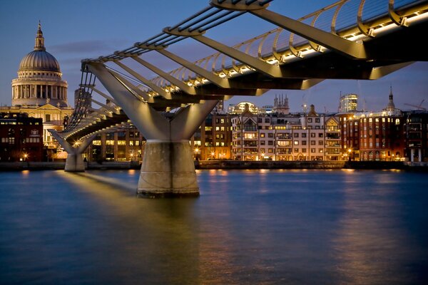 Long pont de la ville sur l eau calme