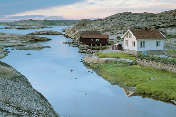 Landschaft: ein Fluss, ein Haus in Schweden