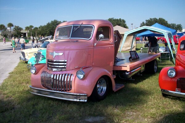 Lustiger rosa Abschleppwagen in der Ausstellung