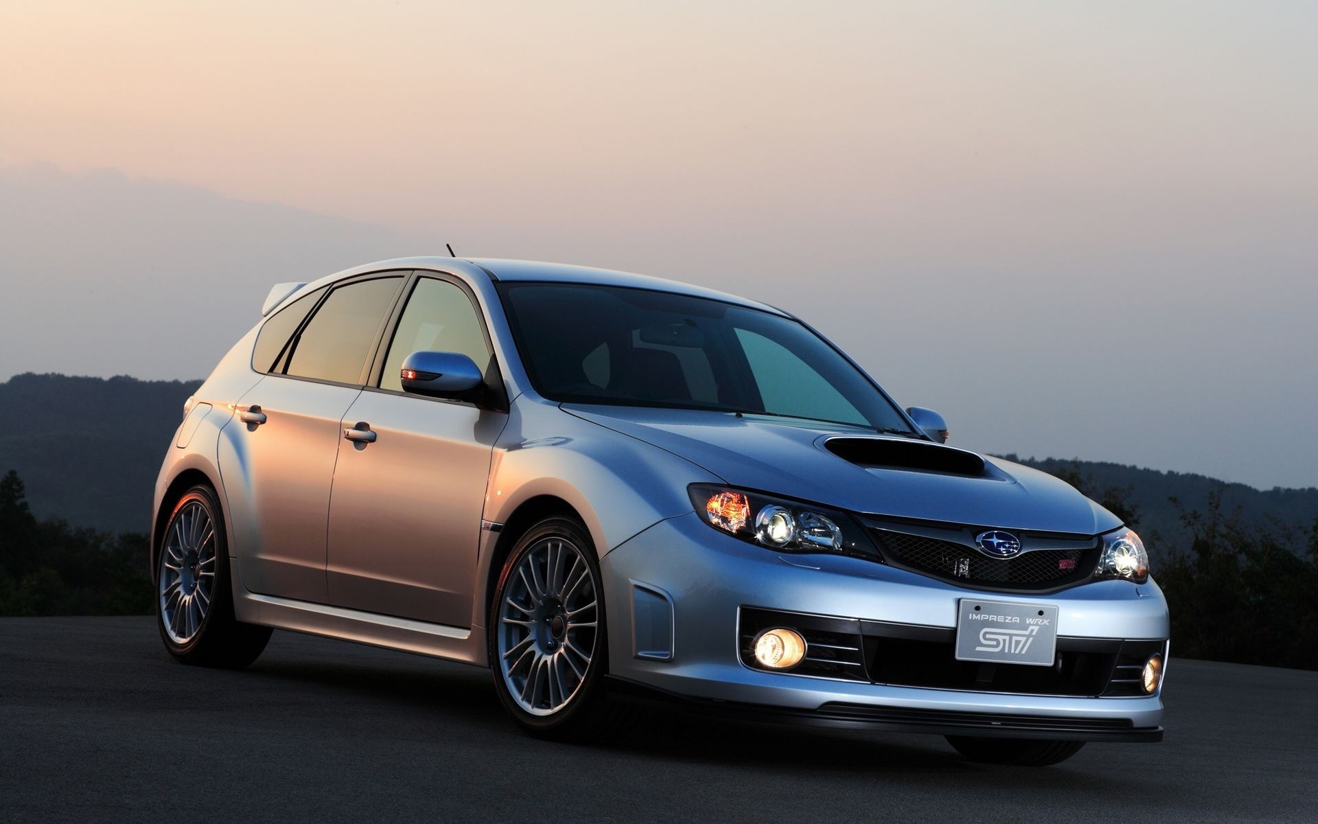 voiture gris subaru route