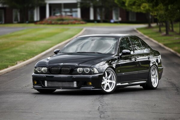 BMW e 39 negro en la carretera