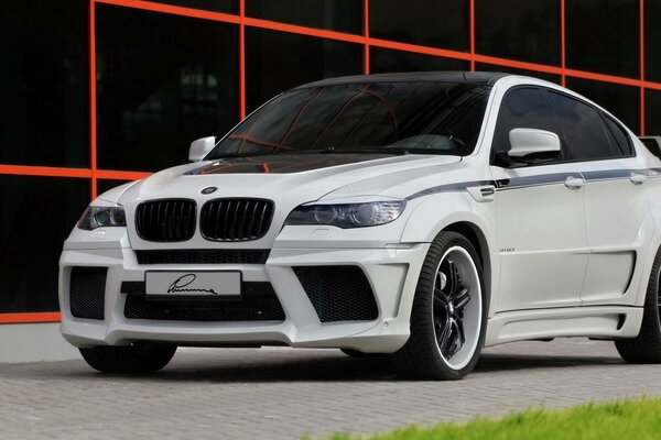 BMW X6 crossover blanco con techo negro