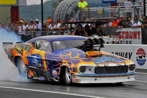 A game of colors and smoke on the racing road