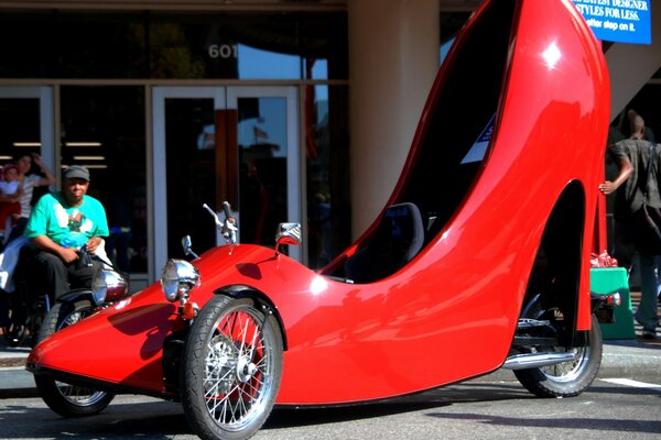 Auto divertente a forma di scarpe rosse