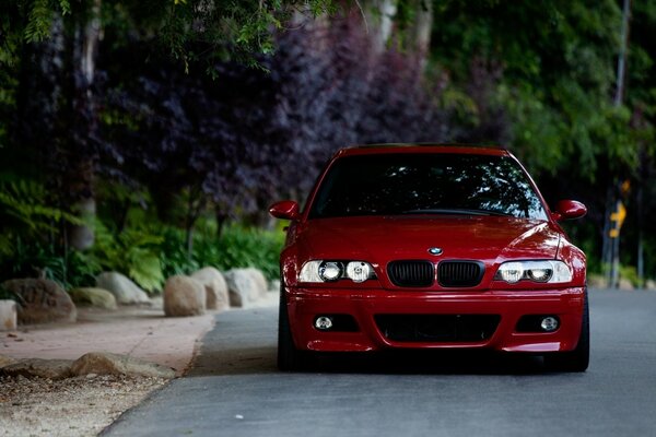 BMW E46 rojo-el camino de piedra no es estridente