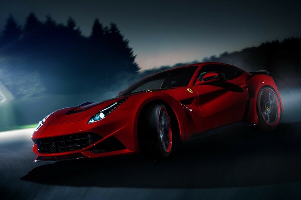 La voiture rouge Ferrari F12 berlinetta roule au crépuscule