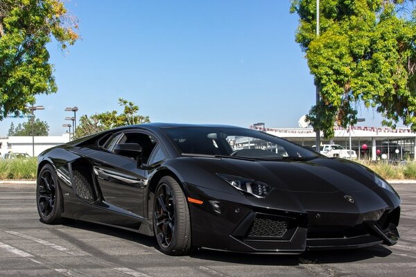 En la carretera hay un hermoso coche negro