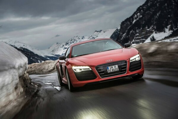 Audi rojo a la velocidad en las montañas