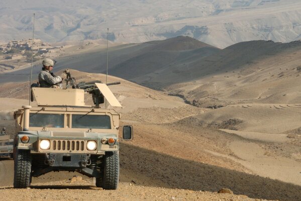 Vehículo militar Hummer en las arenas