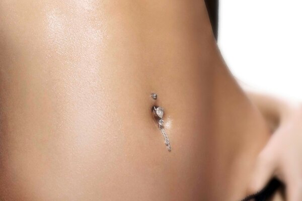 Kurviger Bauch und Mädchen mit Piercings