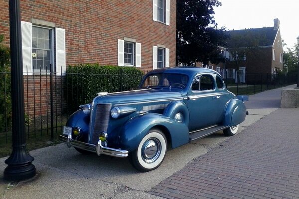 Clásico viejo coche azul, paseo agradable