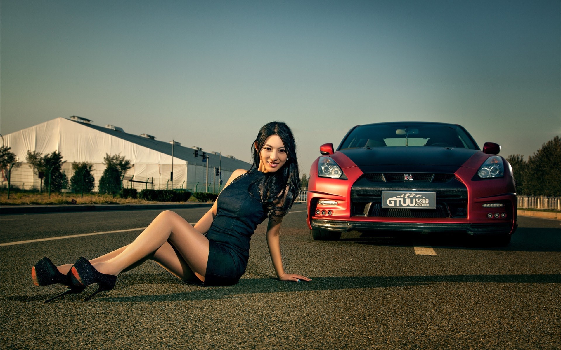 asiatique auto route brunette voiture de sport pieds modèle ciel fille