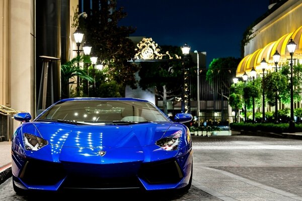 Lamborghini aventador en azul en el estacionamiento de la ciudad