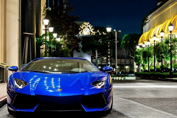 Lamborghini aventador in blu in un parcheggio in città