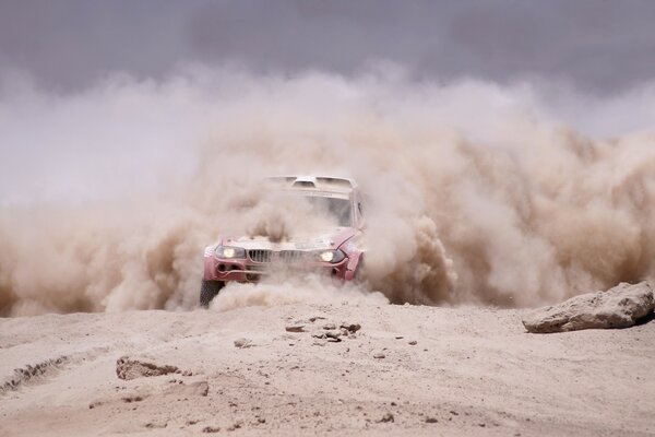 SUV en un velo de polvo. Rally Dakar