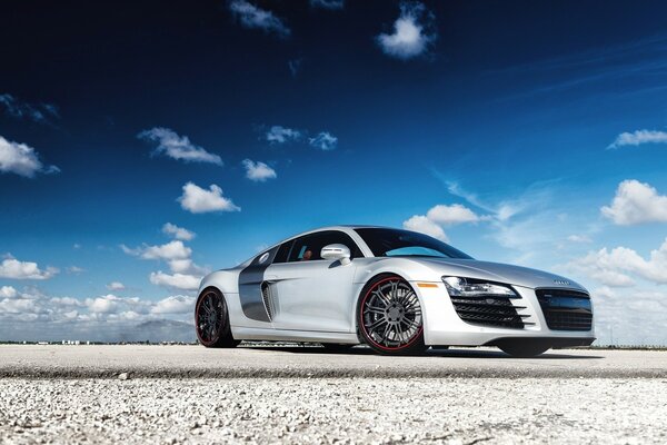 Silberner Sportwagen Audi R8