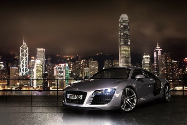 Audi noir sur fond de ville de nuit