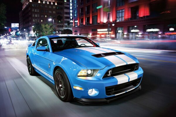 Ford Shelby blu con strisce bianche