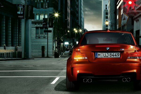 Rotes Ampellicht - roter BMW